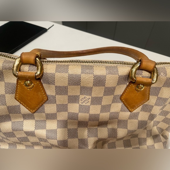 Louis Vuitton Bag - Picture 7 of 16
